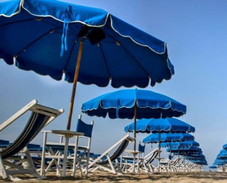 Il mare senza barriere: al Circolo Arci di Pescara ombrelloni gratis e bar accessibile