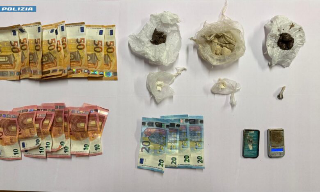 Pescara, 30enne arrestato: in casa trovati eroina, cocaina e 620 euro in contanti