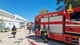 Pescara, camion dei vigili del fuoco si ribalta a Villanova: cinque feriti