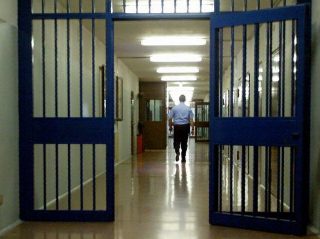 Violenta aggressione nella sezione psichiatrica del carcere di San Donato: feriti due agenti