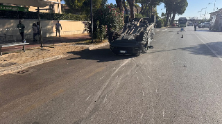 Incidente a Pescara, Fiat 500 si ribalta dopo lo scontro: due feriti