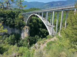 Dramma sfiorato sul ponte di Salle: 40enne salvata dopo ore di tensione