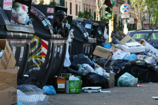 Pescara, Ferragosto tra feste e sacchi neri: portate via 125 tonnellate di immondizia