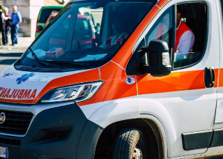 Incidente mortale nella Pineta Dannunziana: perde il controllo dell’auto e muore
