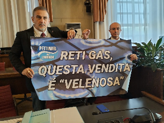 Pescara, scontro in consiglio comunale sulla vendita delle reti del gas: proteste e tensioni in aula