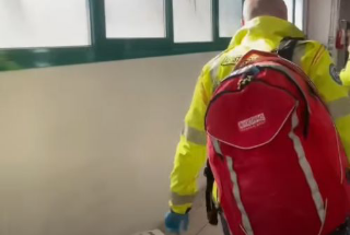 Pescara, 49enne dà fuoco alla madre dopo una lite: arrestato per tentato omicidio