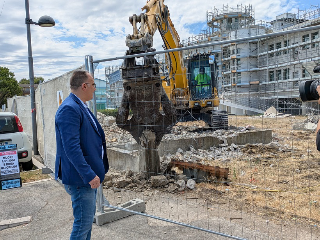 Montesilvano, demolito lo scheletro in cemento davanti alla Stella Maris