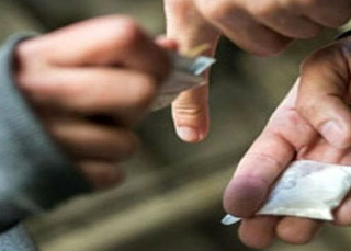 Pescara, il “bunker della droga” dietro al Manthoné: 240 clienti al giorno