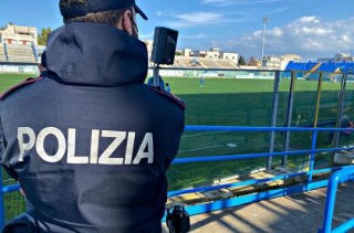 Pescara, divieto di accesso allo stadio per un tifoso sorpreso con un fumogeno