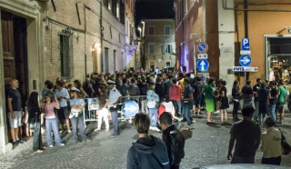 Pescara Vecchia, la movida sfida l’ordinanza: tra divieti e notti insonni