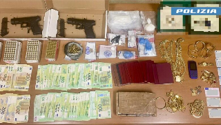 Pescara, 66enne arrestato: in casa 1,5 chili di droga, due pistole clandestine e 29mila euro in contanti