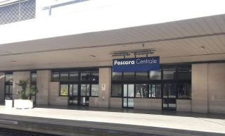 Stazione di Pescara: bagni chiusi di notte, passeggeri a disagio