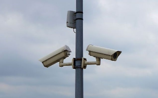 Pescara, telecamere e multe salate contro l’abbandono dei rifiuti: 108 sanzioni in otto mesi