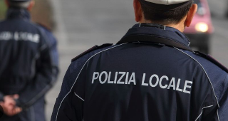 Pescara, prende fuoco una tenda da sole: paura in centro e una donna intossicata