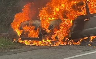 Notte di incendi a Pescara: dieci auto bruciate e un bar nel mirino, indagini su un movente passionale